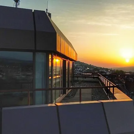 Zentrale Penthouse Mit Goldstadtblick Apartman *